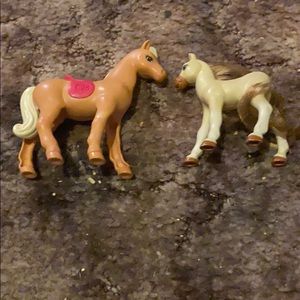 This is a mom and baby horse for kids.